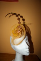 Tocado de Crin,fibra natural,adorno y pluma .Gama de colores mostaza y ocre.